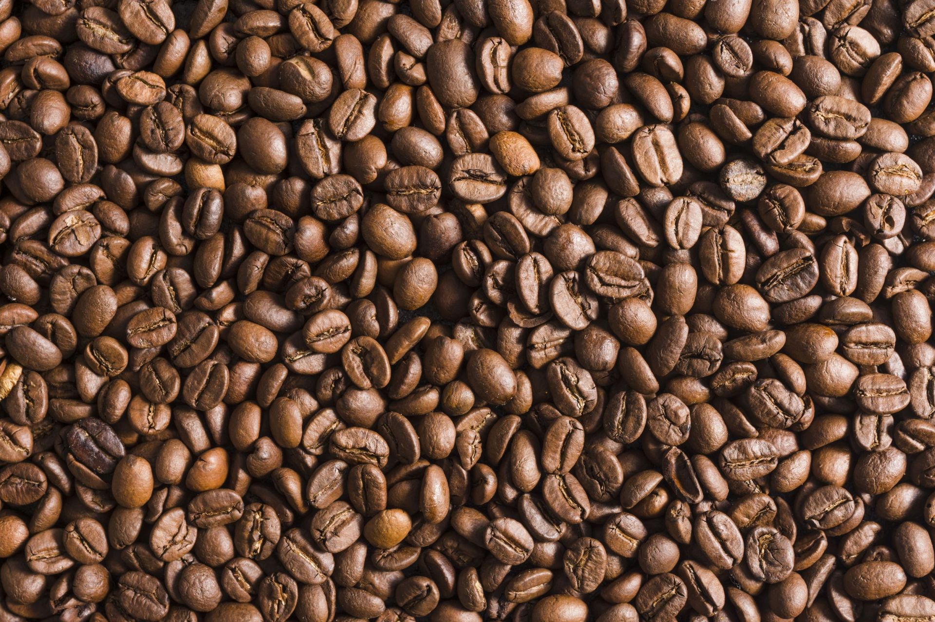 Kawy ziarniste - close-up-roasted-coffee-beans.jpg